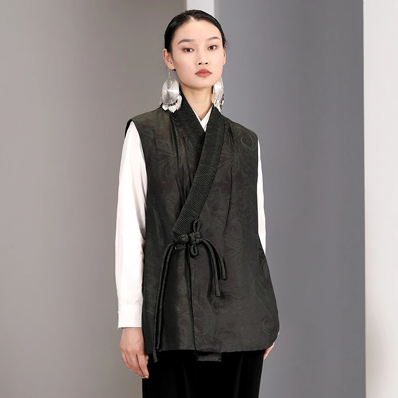 界内界外新中式交领新中式桑波缎香云纱宽松羽绒马夹外套J33Y398X