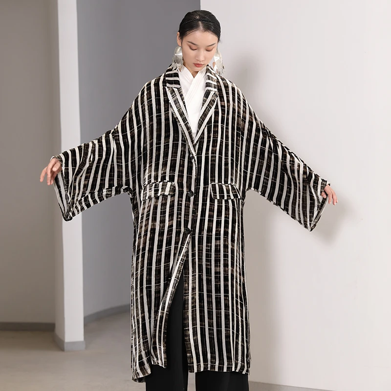 界内界外原创宽松休闲西装领黑白条纹丝绒长款风衣外套J33F670