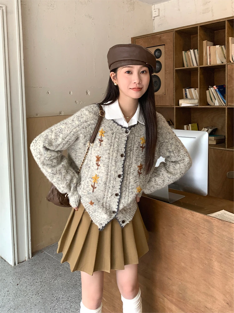 左佳琪 秋季复古绣花软糯毛衣外套女小众设计感针织开衫 S9295