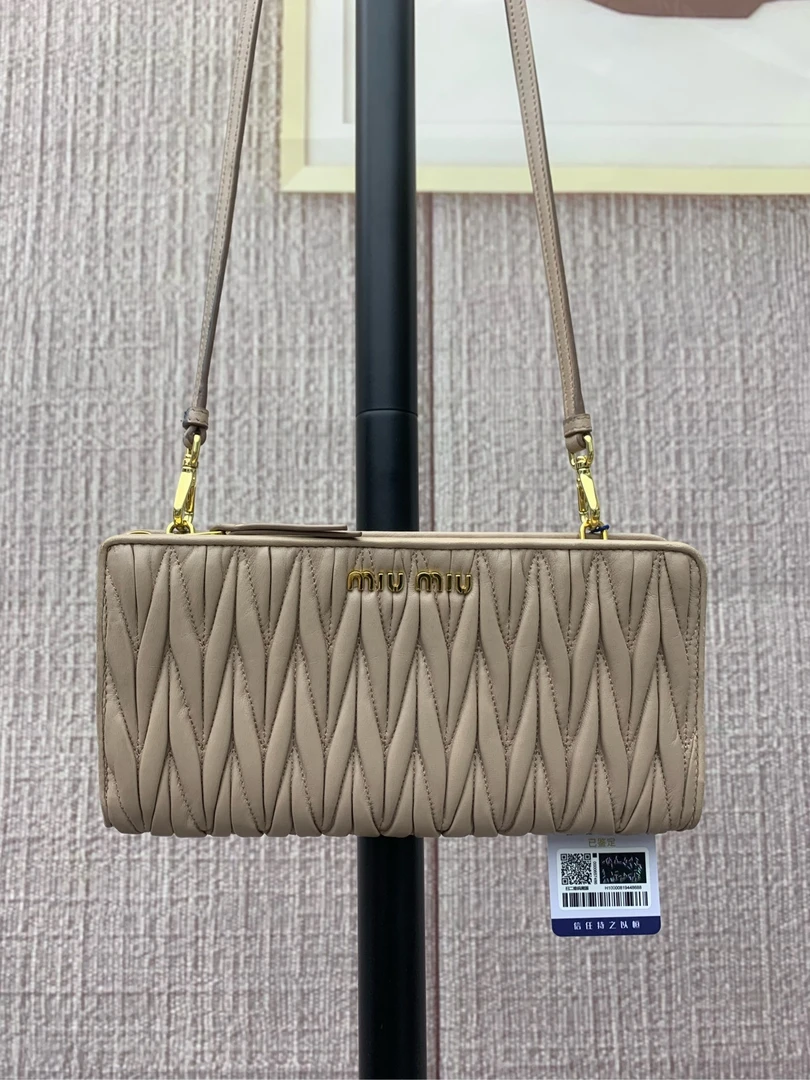 95新 MIU MIU/缪缪 /KIKI/斜挎包/9211249