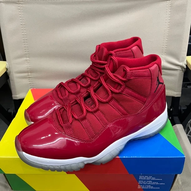aj11大红漆皮 43码无原盒 95新 公价2069 篮球鞋高帮男士