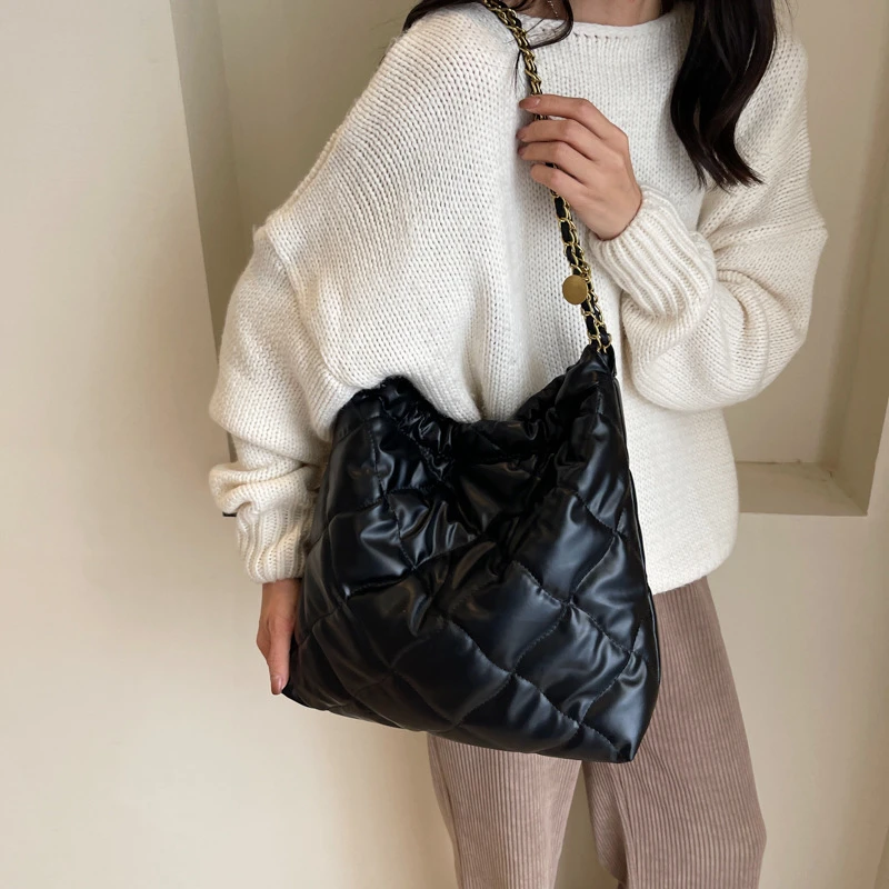 小羊家小香风托特包新款菱格链条水桶包大容量通勤复古垃圾袋包