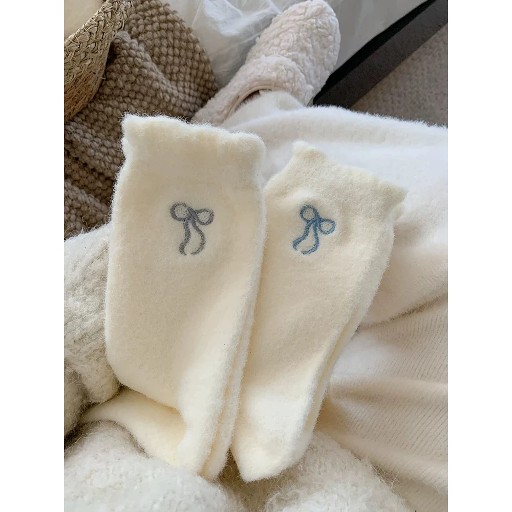 女韩版澳绒中筒冬季保暖加绒加厚白色蝴蝶潮长筒堆堆袜毛绒绒袜子