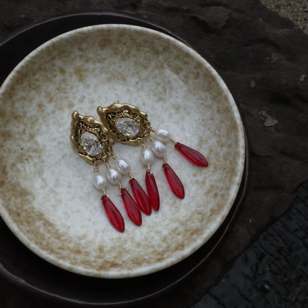 铜合金琉璃耳饰 Keytags |美丽的代价 不规则珠珠红琉璃吊坠耳钉