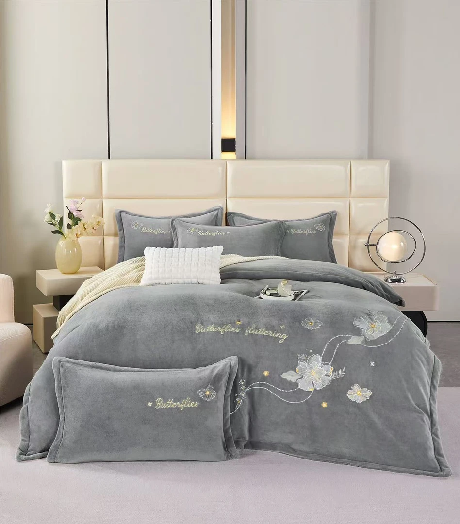 2*2.3牛奶绒被套四件套绣花冬季保暖加厚冬被床单枕头9斤床盖