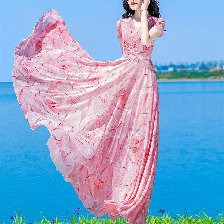 显瘦大摆连衣长裙碎花春夏吊带爆款气质小个子白色长款洋气小黑裙