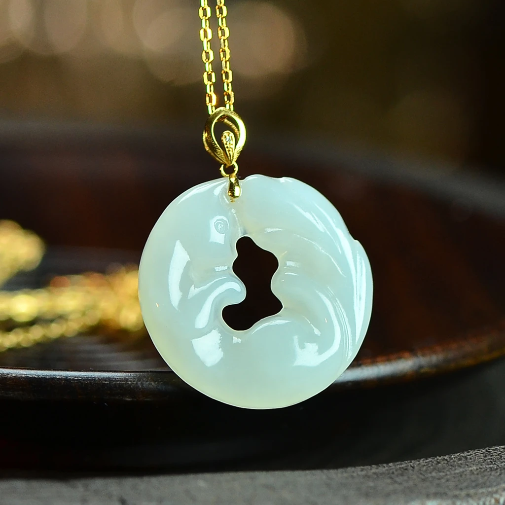 天然和田玉吊坠凤九狐狸招桃花旺人缘18K金镶嵌锁骨链挂坠链国风