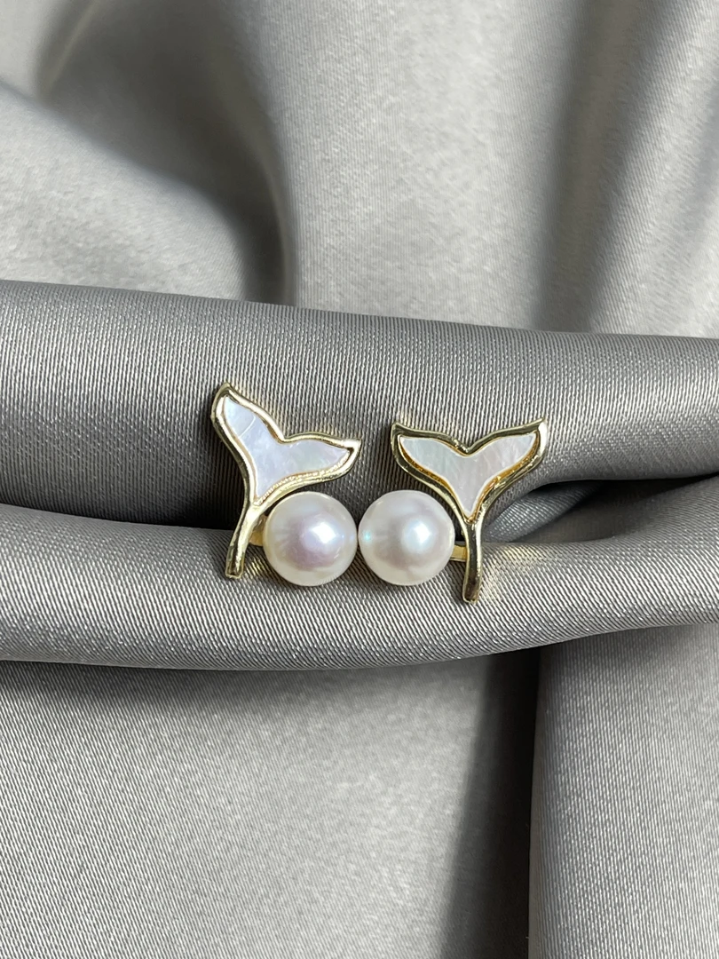 111.天然珍珠鱼尾款式轻奢耳钉