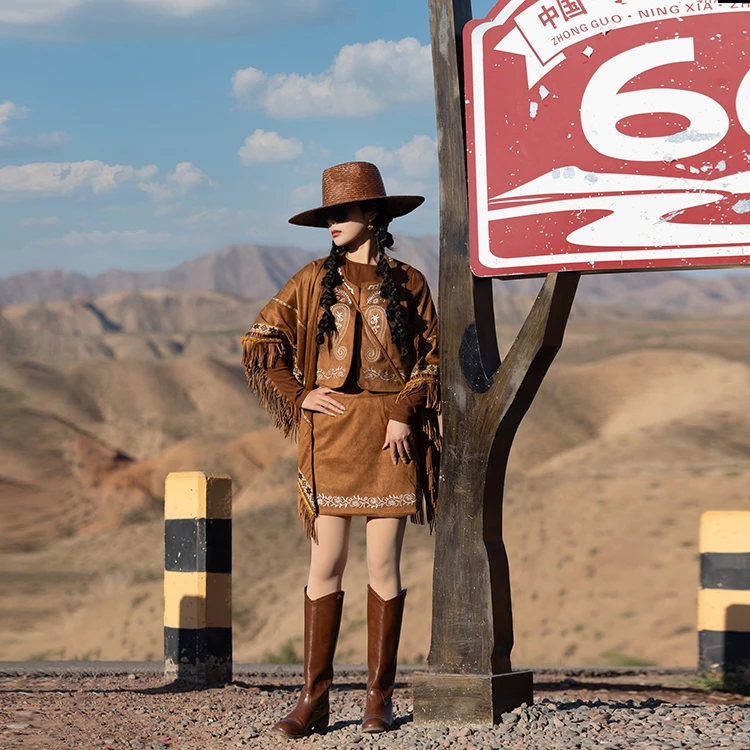 理想三旬旅行女装秋装复古波西米亚民族风棕色麂皮绒刺绣马甲套装