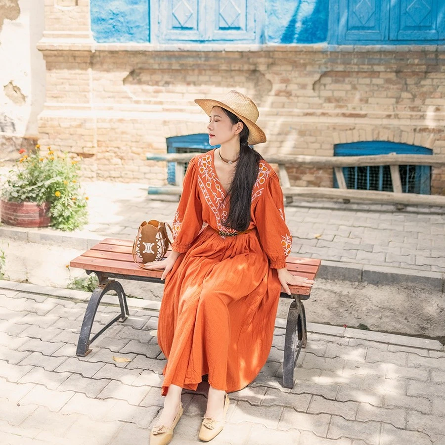 理想三旬女装新疆旅拍棉麻民族风橙色V领绣花连衣裙长裙长袖