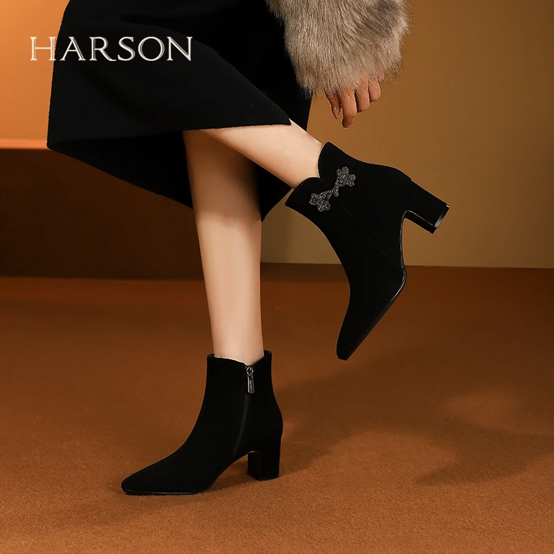 哈森粗高跟羊反绒女靴2025冬季新款新中式加绒短筒时装靴HA246017