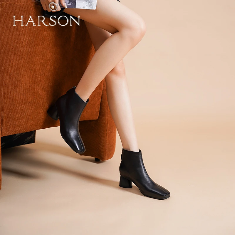 哈森法式高级感羊皮女靴冬季新款时装靴方头粗跟瘦瘦短靴HA228807