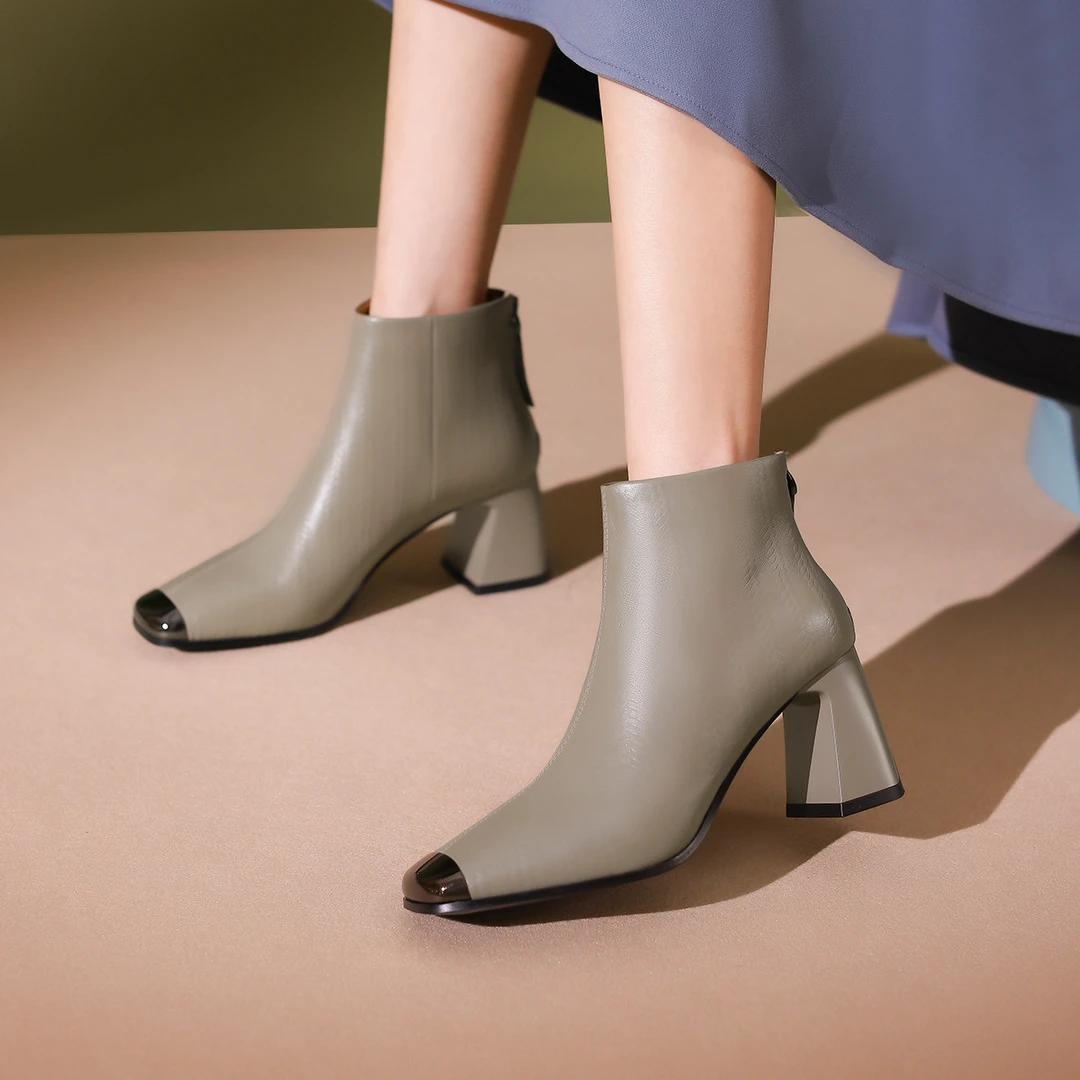 增高真皮短靴女秋冬加绒防撞方头粗跟瘦瘦皮靴时装靴女 HWA230137