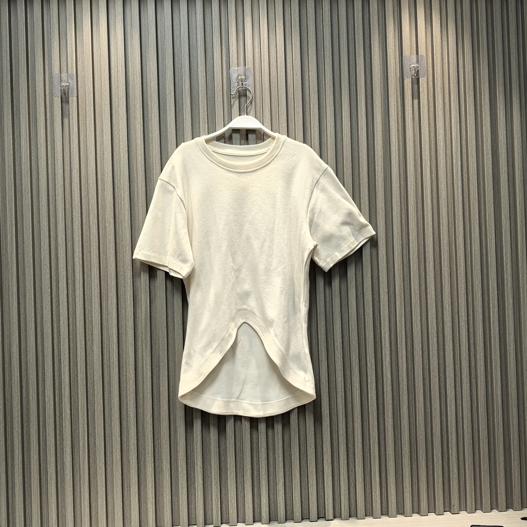 周美美 冬日也需要的不规则斜裁圆领磨毛正肩短袖打底T恤
