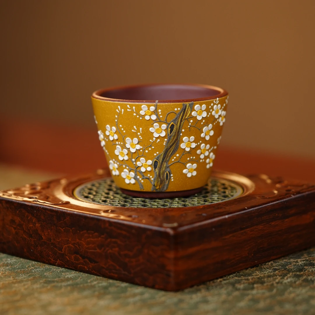 【6016双色梅花杯】宜兴原矿紫砂双色粉浆堆绘过肩梅花敞口主人杯