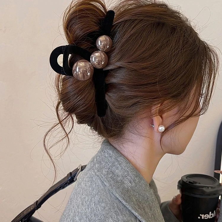 丝绒咖色珍珠头发抓夹大号鲨鱼夹头饰发夹女2024新款高级感夹子