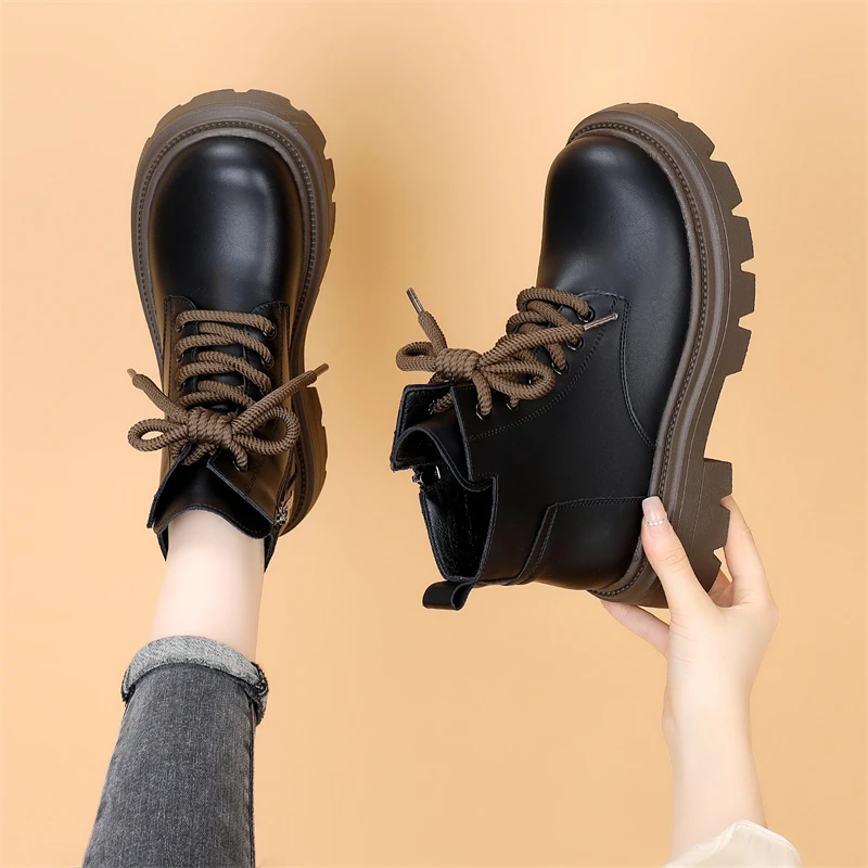 复古时尚显脚小马丁靴女2024秋冬新款粗跟低帮软底超火炸街瘦瘦靴