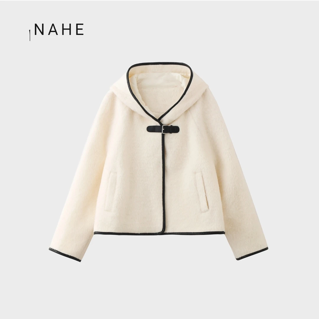 NAHE 【因果】秋冬短款苏丽羊驼保暖连帽外套减龄时尚
