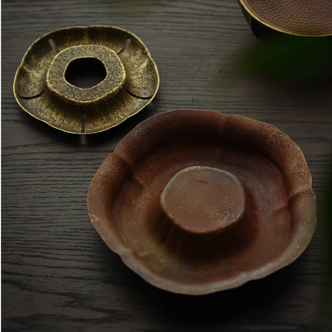 春喜铜手工锻打火烧色山茶花形状装饰盘摆件壶承