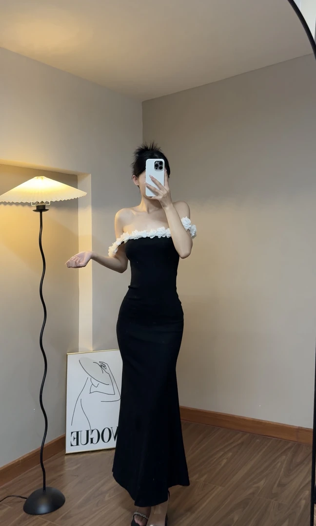 纯欲花朵吊带连衣裙女夏季设计感高级收腰黑色包臀裙