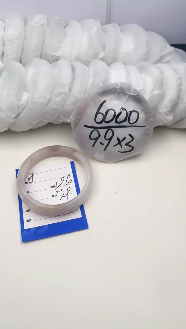 【闪购商品】石英质玉手镯未镶嵌38
