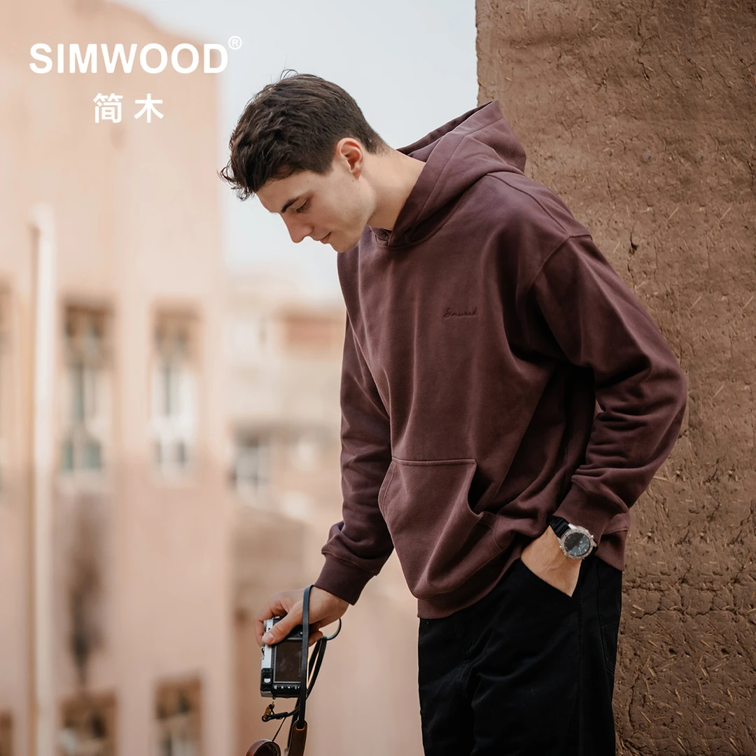 SIMWOOD/简木【宽松版】450g碳磨紧密棉简约绣花连帽卫衣男SM210472