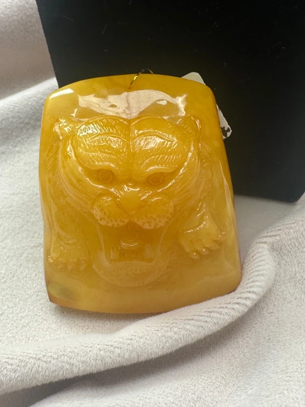 蜜蜡雕刻豹头吊牌吊坠