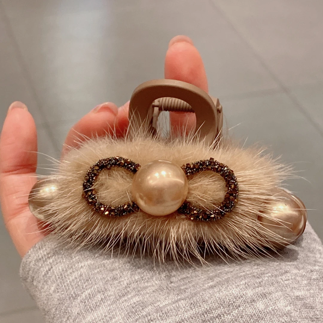 毛绒珍珠抓夹发夹女2024新款后脑勺高端大号高级感秋冬鲨鱼夹头饰