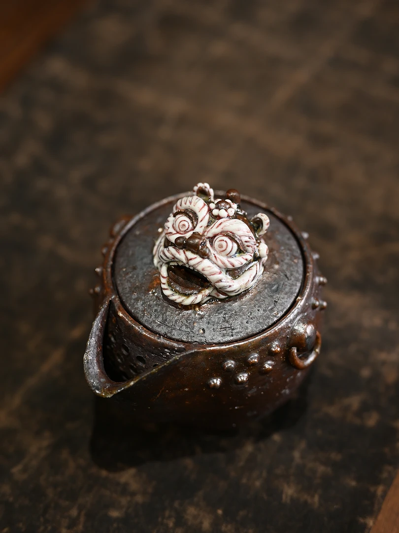 柴烧舞狮宝瓶 纯手捏醒狮子手抓壶陶瓷茶壶 复古中国风创意泡茶器