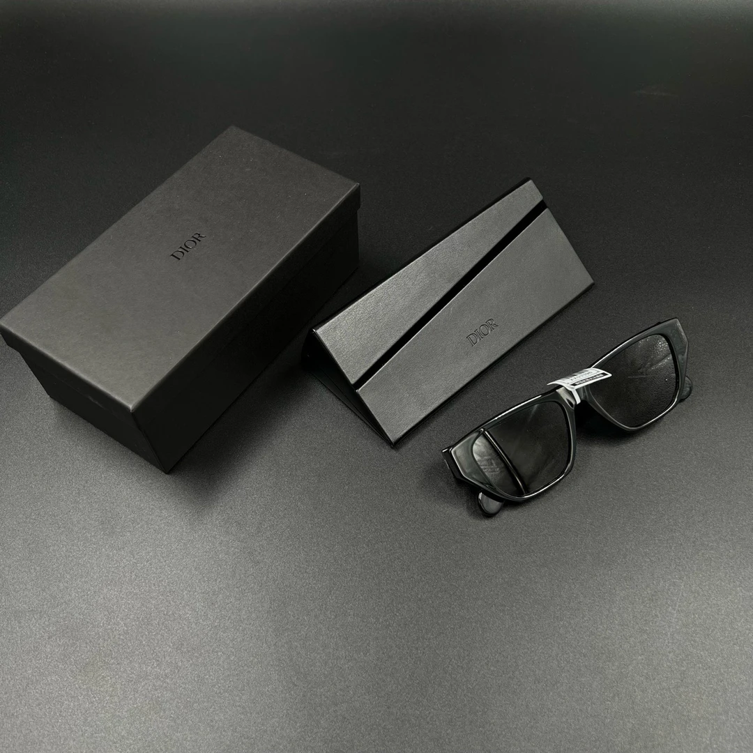 （jpy）112 Dior 迪奥 黑色浮雕logo墨镜 均码/全新/公价5000/原盒