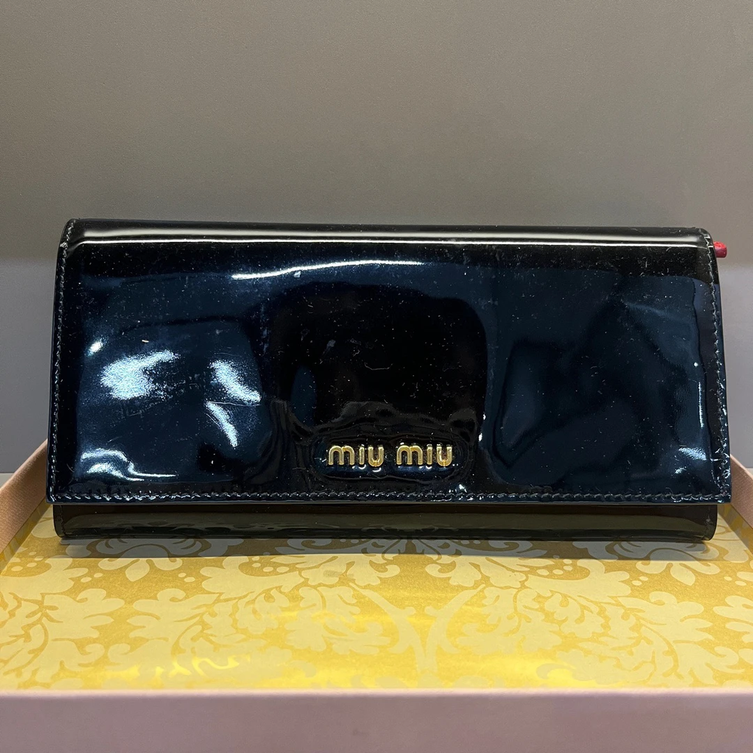 (pm)MiuMiu 黑色漆皮长款对折钱包 公价4500 99新 863362