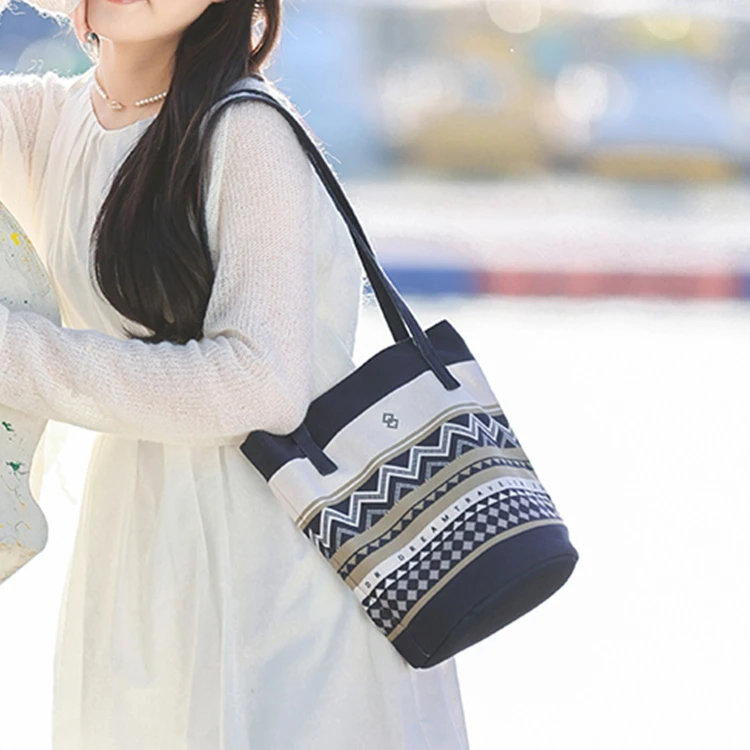 弘娜×恩久吾 原创民族风条纹系列百搭休闲大容量手提单肩水桶包W