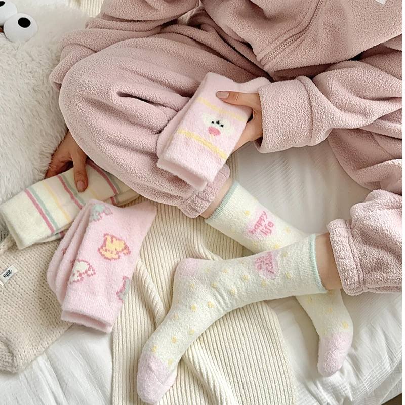 冬季澳绒棉加厚保暖中筒女袜柔软舒适加绒抗寒家居地板袜潮流百搭