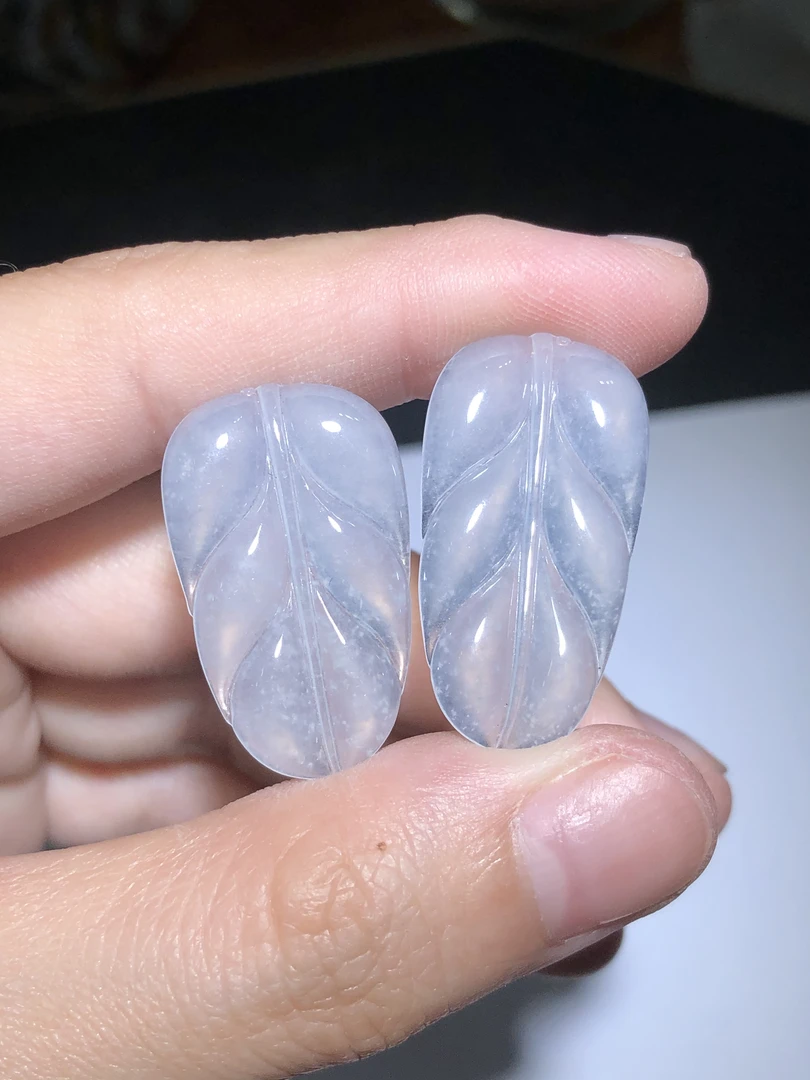 翡翠叶子（编号LHHL）尺寸约为：28.2*15*2.6mm 26*16*2.7mm