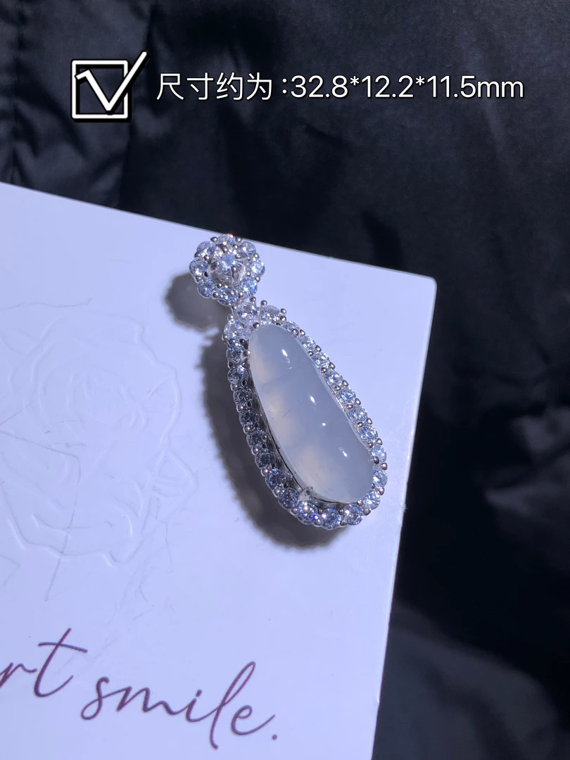 豆子翡翠银镶吊坠 编号：LHJJ