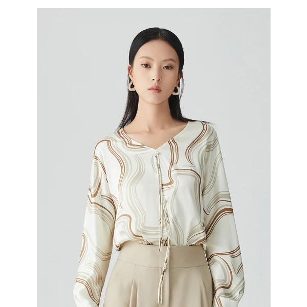 YI瓷白色宝瓶印花十字编结V领上衣YTP24181BCPR0B4