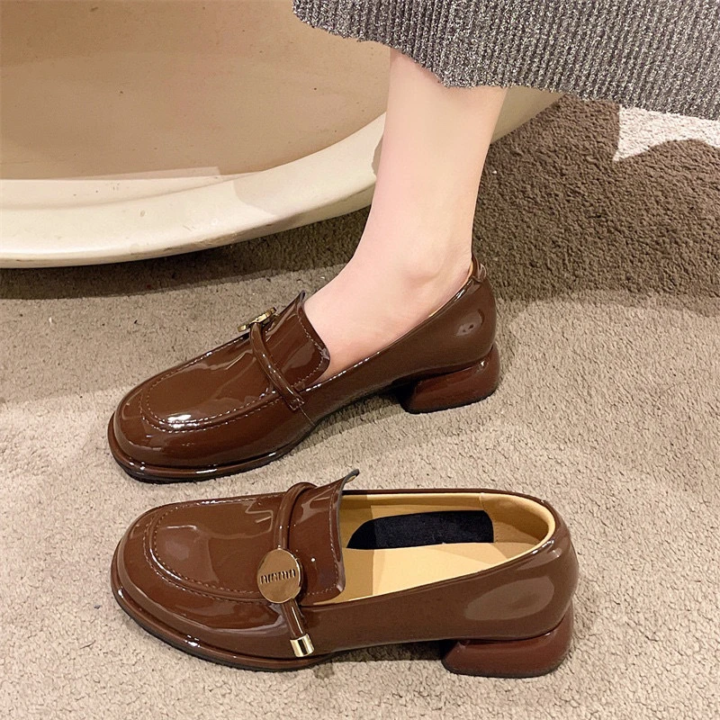 3606新款圆头矮跟舒适软底百搭圆扣漆皮乐福鞋