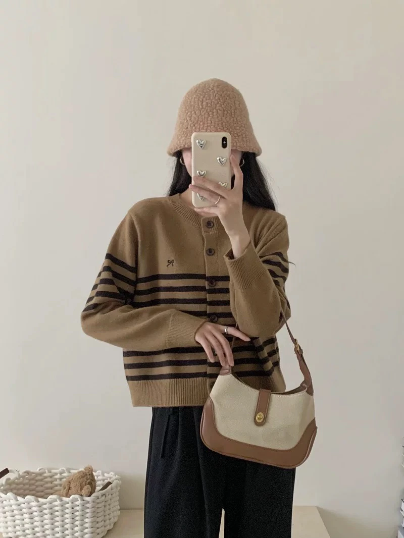 炸款～韩版条纹刺绣毛衣25816