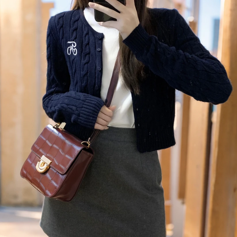 气质外套女春秋2025新款修身刺绣短款圆领麻花毛衣外搭上衣A3-47