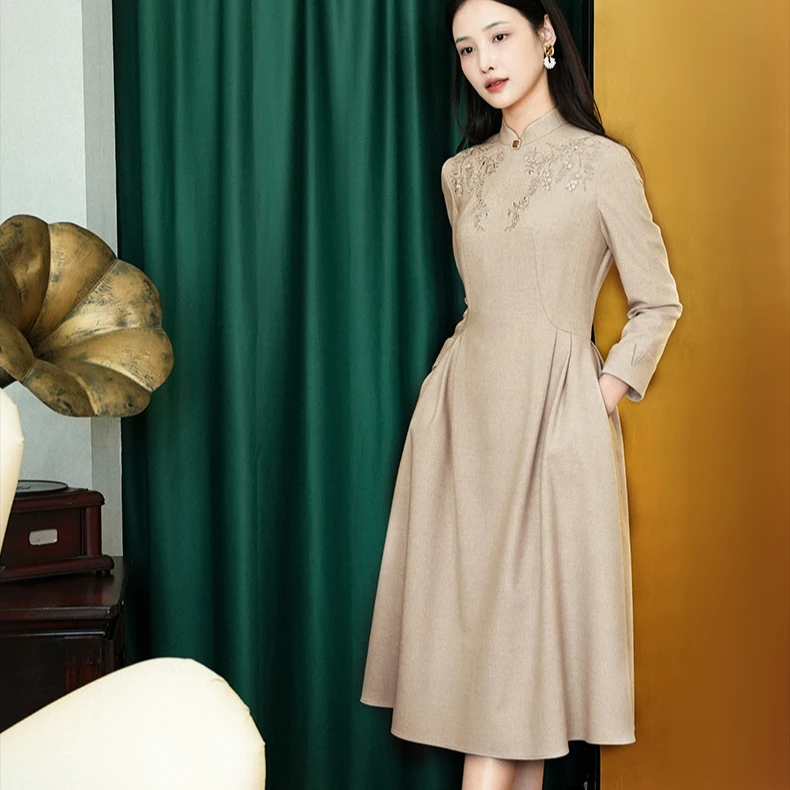 上海逸红颜繁桦2025年春装新品羊毛紫藤刺绣钉珠新中式旗袍连衣裙