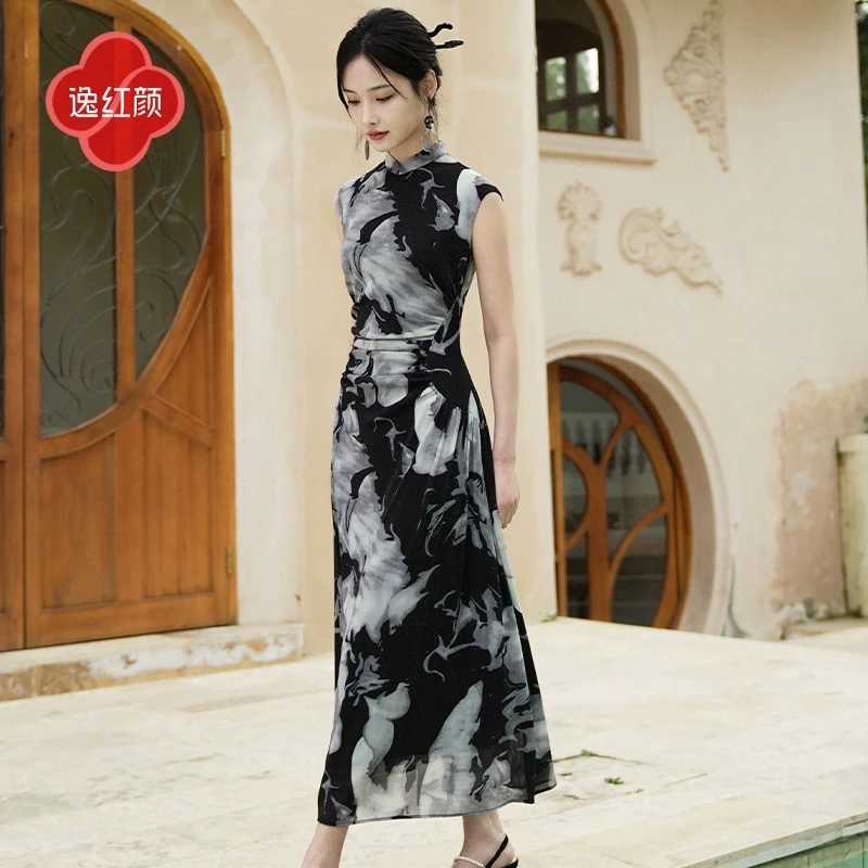 逸红颜墨卿2025夏新款冰凉感高弹银丝针织褶皱新中式大摆长旗袍裙