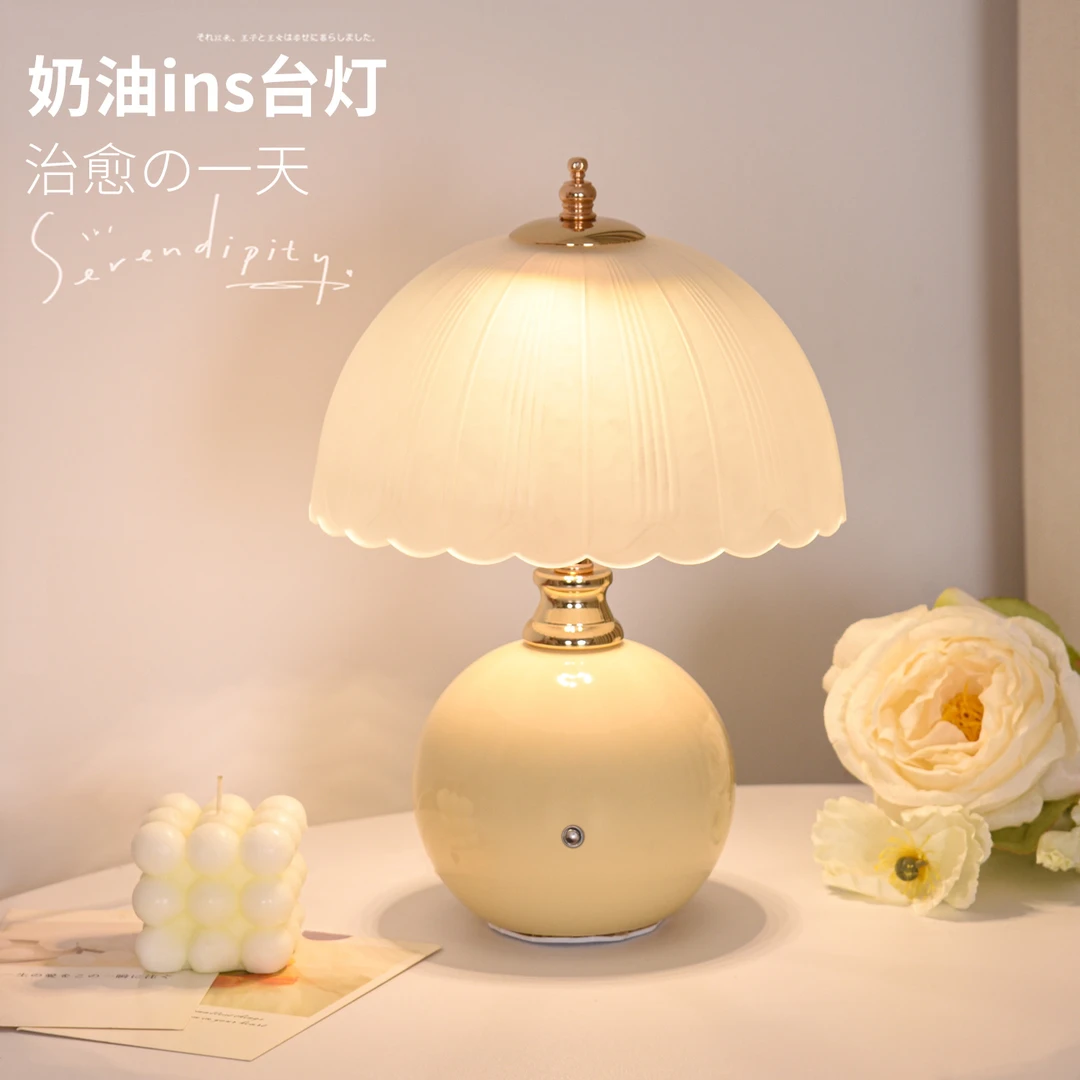 奶油风复古创意台灯2025新款轻奢高级感主卧床头柜高档卧室床头灯