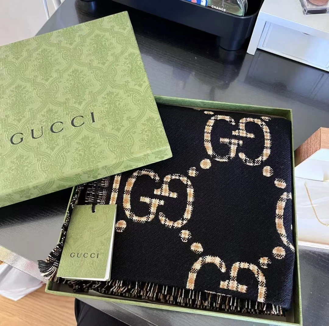 Gucci黑金羊毛围巾男女同款全新带吊 非常好看