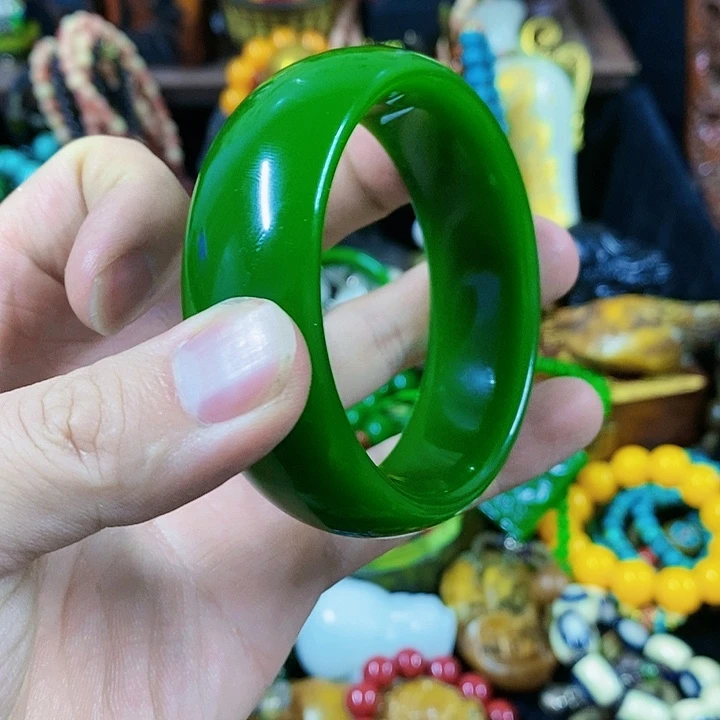 和田玉（碧玉）摆件等各种物品进行装饰未镶嵌