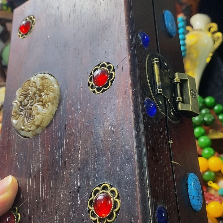 织绣摆件的时候要小心哦
