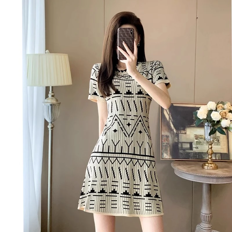 小香风格纹针织冰丝连衣裙女装夏季短袖圆领收腰显瘦小个子A字裙