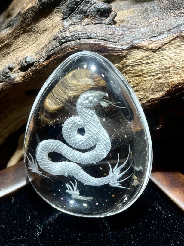 天然白水晶内雕生肖蛇吊坠