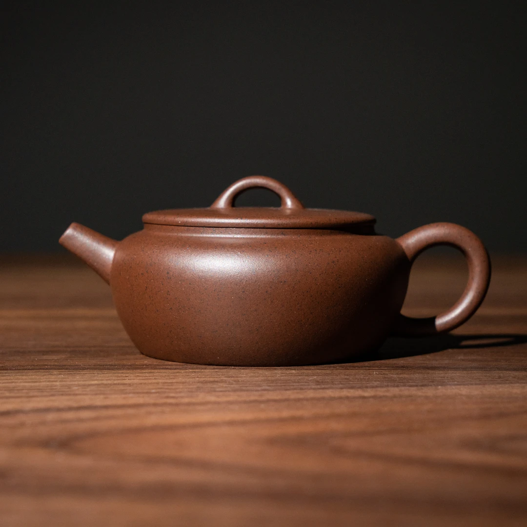 【亘古】《过桥扁腹》精工半手 黑星土 约120cc 手工紫砂壶
