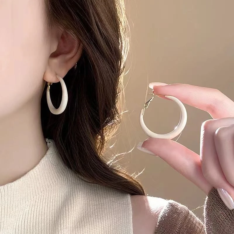 2024新款白色滴釉圈圈大耳环女轻奢高级感夸张耳钉适合圆脸的耳饰