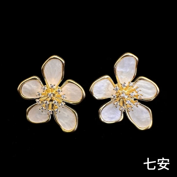 铜合金耳饰 铜合金耳饰 法式名媛优雅气质花朵耳钉。5